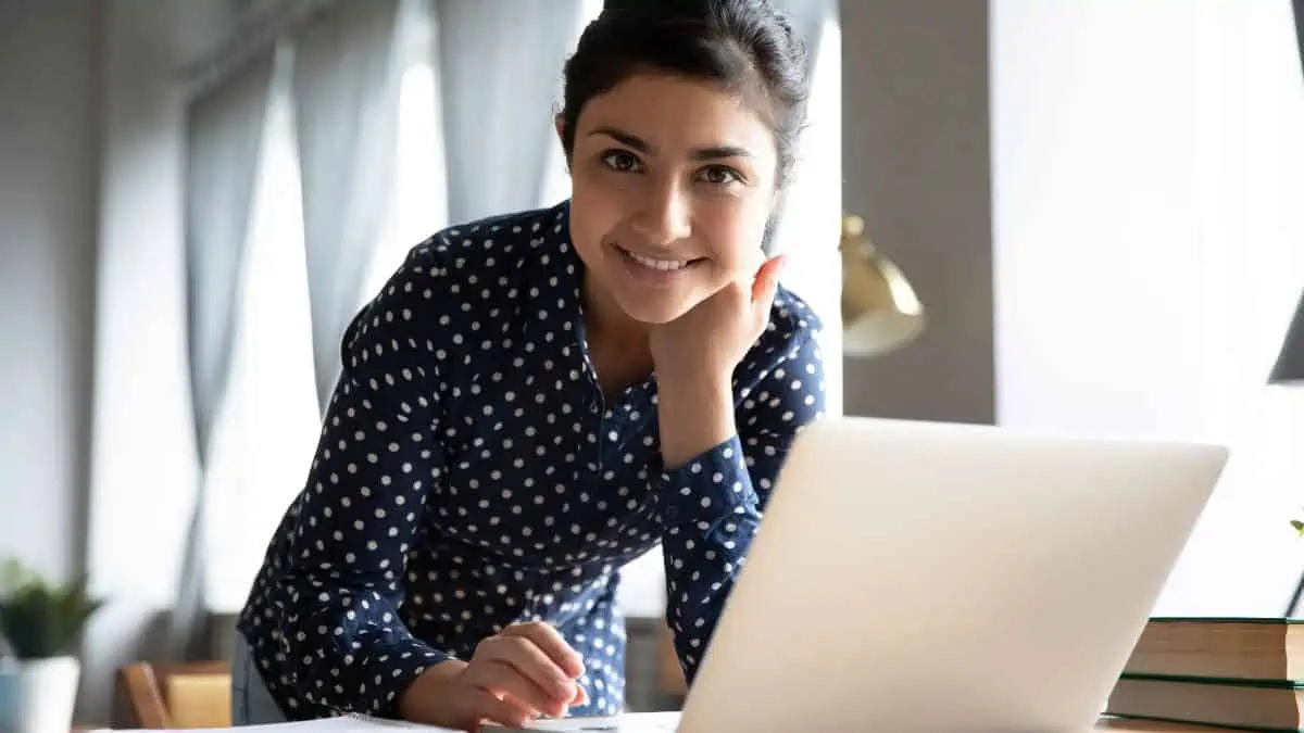 woman working laptop ss msn - 10 "Rewarding" Jobs That Are Not What We Imagined