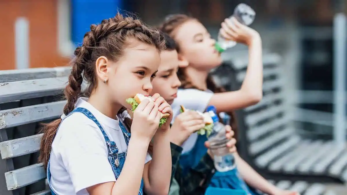 kids eating lunch ss - The Slow Decay of Society: 10 Things That Were Once Great - And Are Now Lost Forever