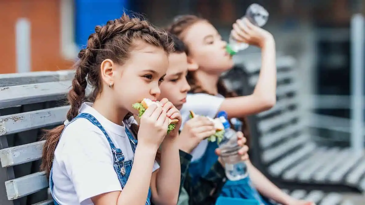 kids eating lunch ss - 13 Things That Were Normal in 1970s - That Society Would Never Accept Today