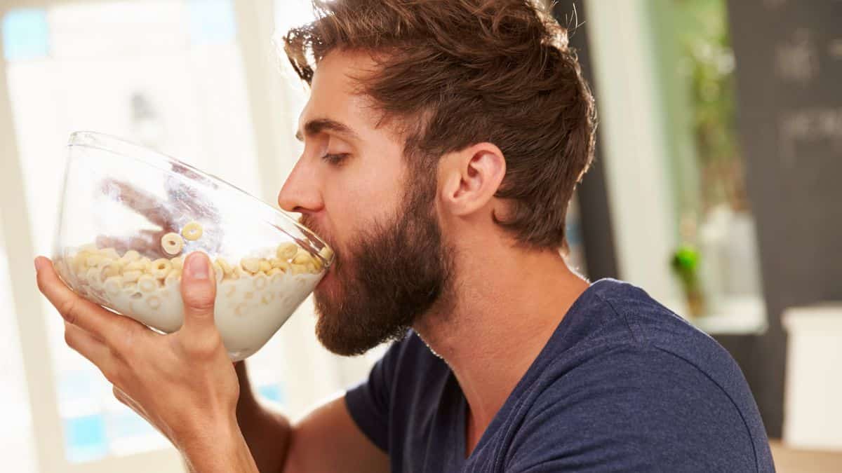 hombre comiendo cereal ss - La frugalidad ha ido demasiado lejos: 10 cosas horribles que los niños sorprendieron haciendo a sus padres tacaños