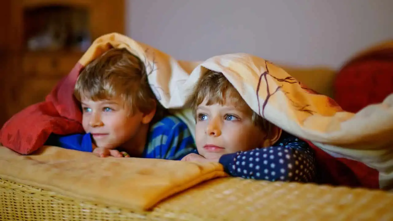 boys brothers watching tv ss - 10 "Poverty Hacks" Only People Who Grew Up Poor Would Understand
