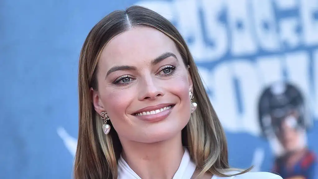 margot robbie ss 1 - 12 Famously Bad Tippers - According to Service Staff