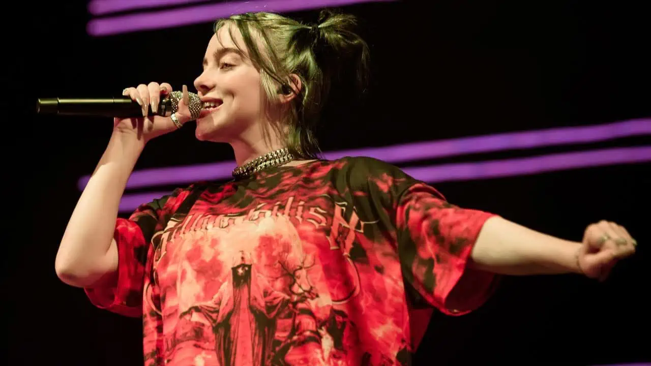 Billie Eilish ss - 12 Celebrities We Would Not Be Surprised to Discover are Actually AI Robots in Disguise