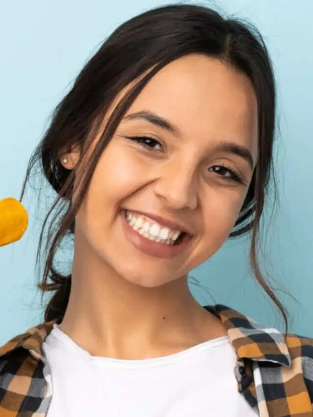 Young,Electrician,Woman,Isolated,On,Blue,Background,Counting,Five,With