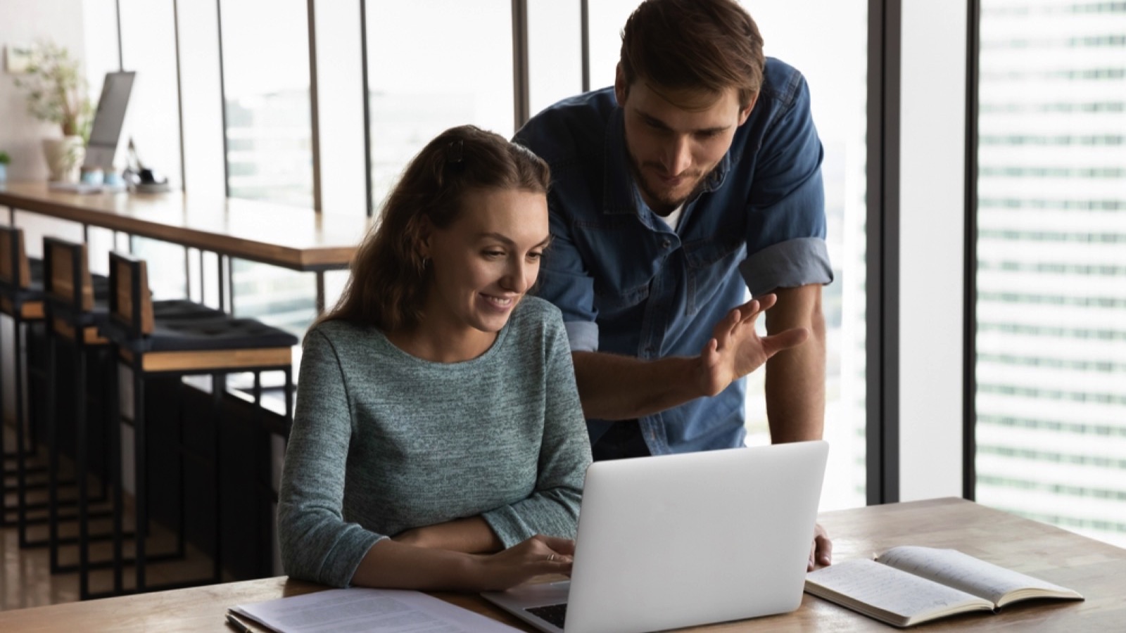 18 Mistakes New Employees Make Their First Week on the Job - Don't Be One of Them 12 Colleague helping new joinee