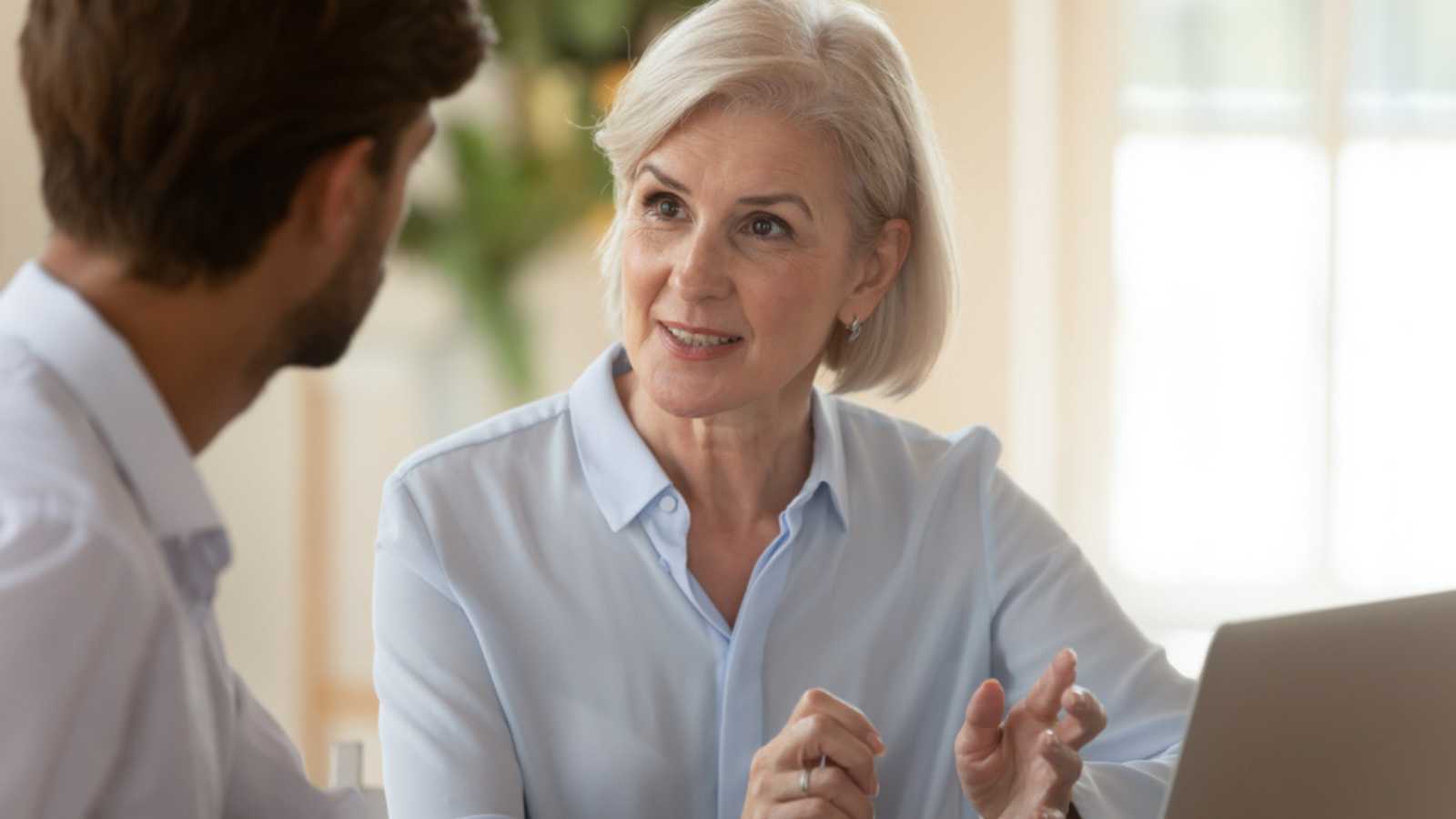 18 Mistakes New Employees Make Their First Week on the Job - Don't Be One of Them 13 Employee discussing with manager