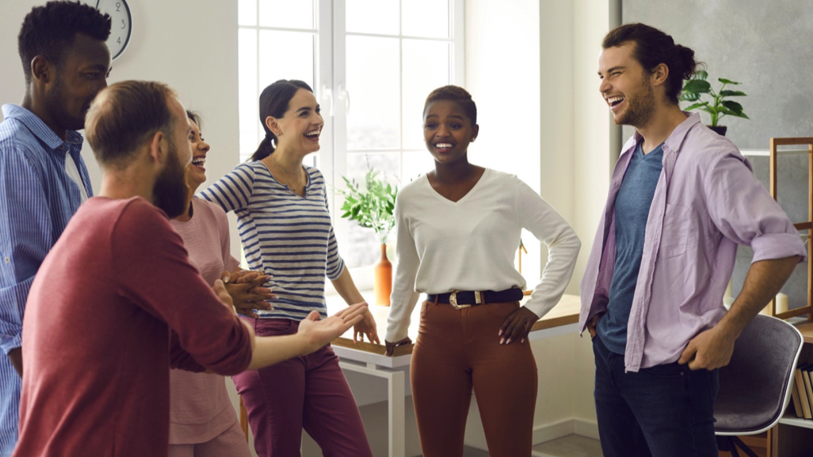 18 Mistakes New Employees Make Their First Week on the Job - Don't Be One of Them 9 Friends meeting in office