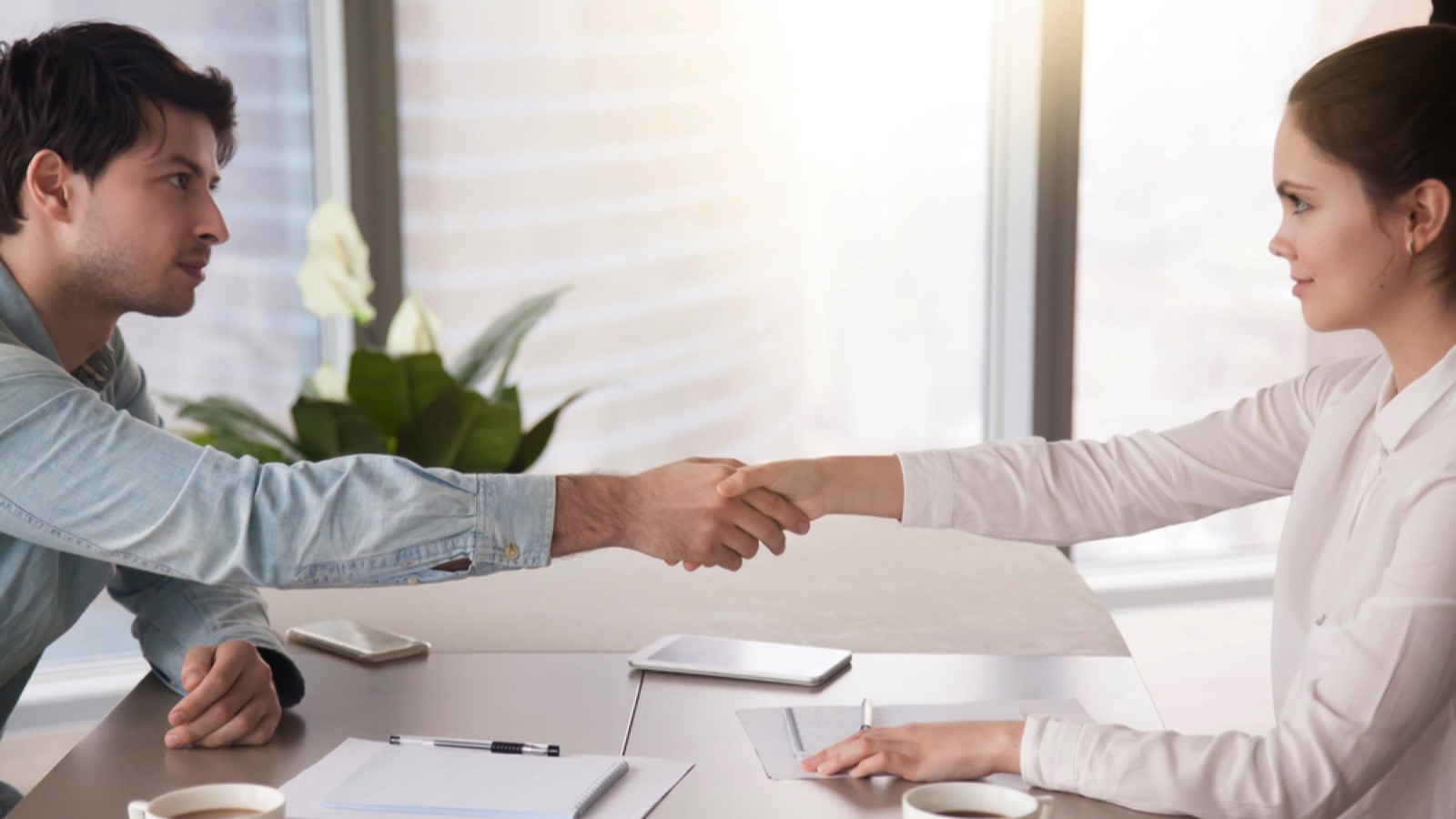 18 Mistakes New Employees Make Their First Week on the Job - Don't Be One of Them 18 HR congratulating