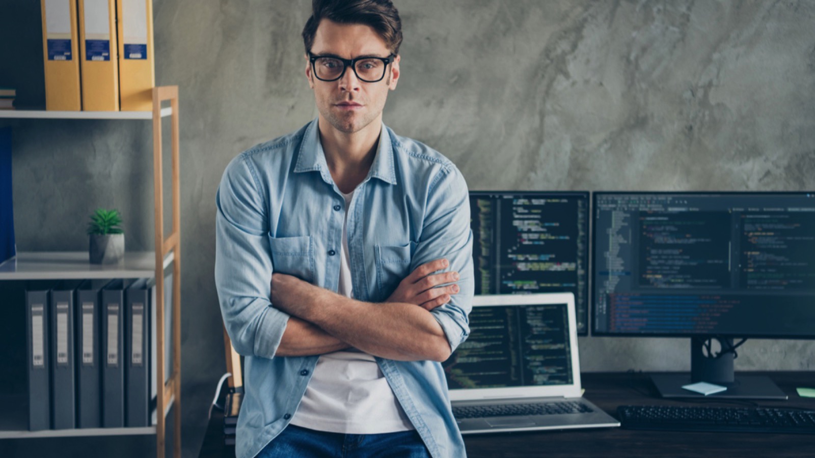 18 Mistakes New Employees Make Their First Week on the Job - Don't Be One of Them 7 Man wearing informals in office