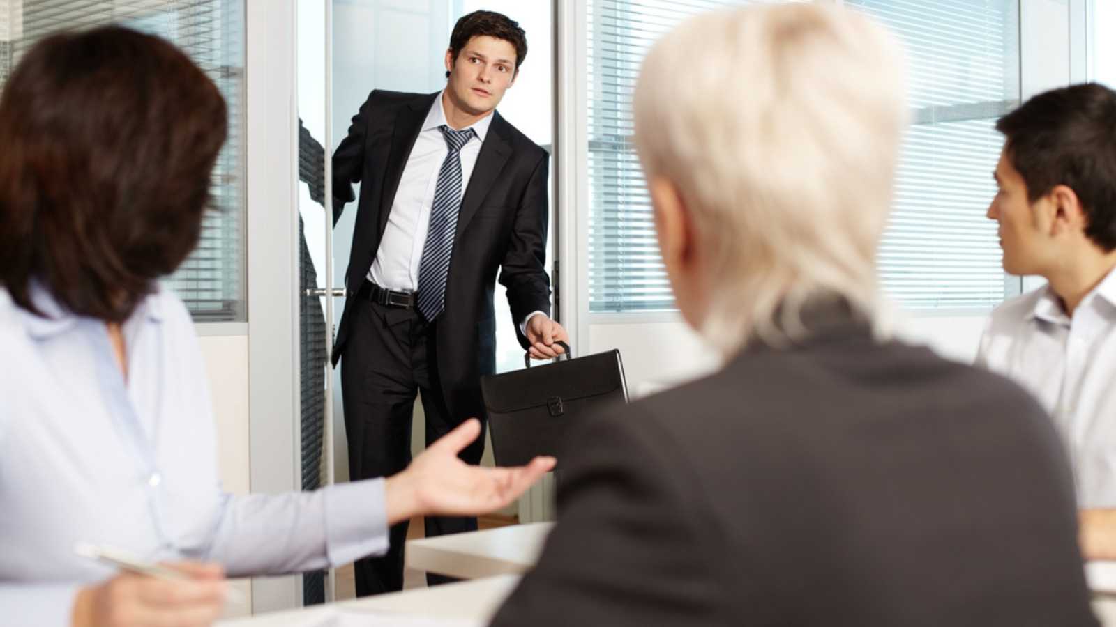 18 Mistakes New Employees Make Their First Week on the Job - Don't Be One of Them 4 Office worker coming late to office