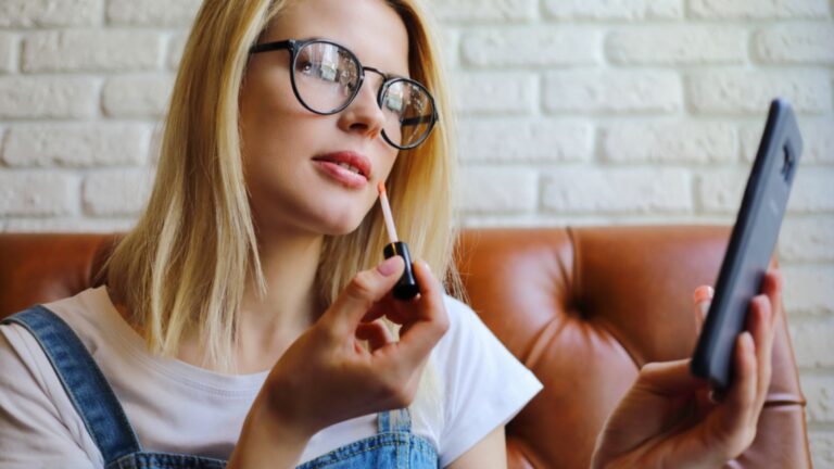 Woman wearing eyeglass