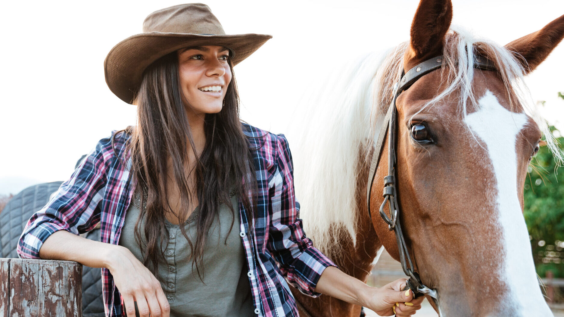 15 Southern Phrases That Northerners Need an Interpreter to Understand 8 woman horse cowboy hat southern