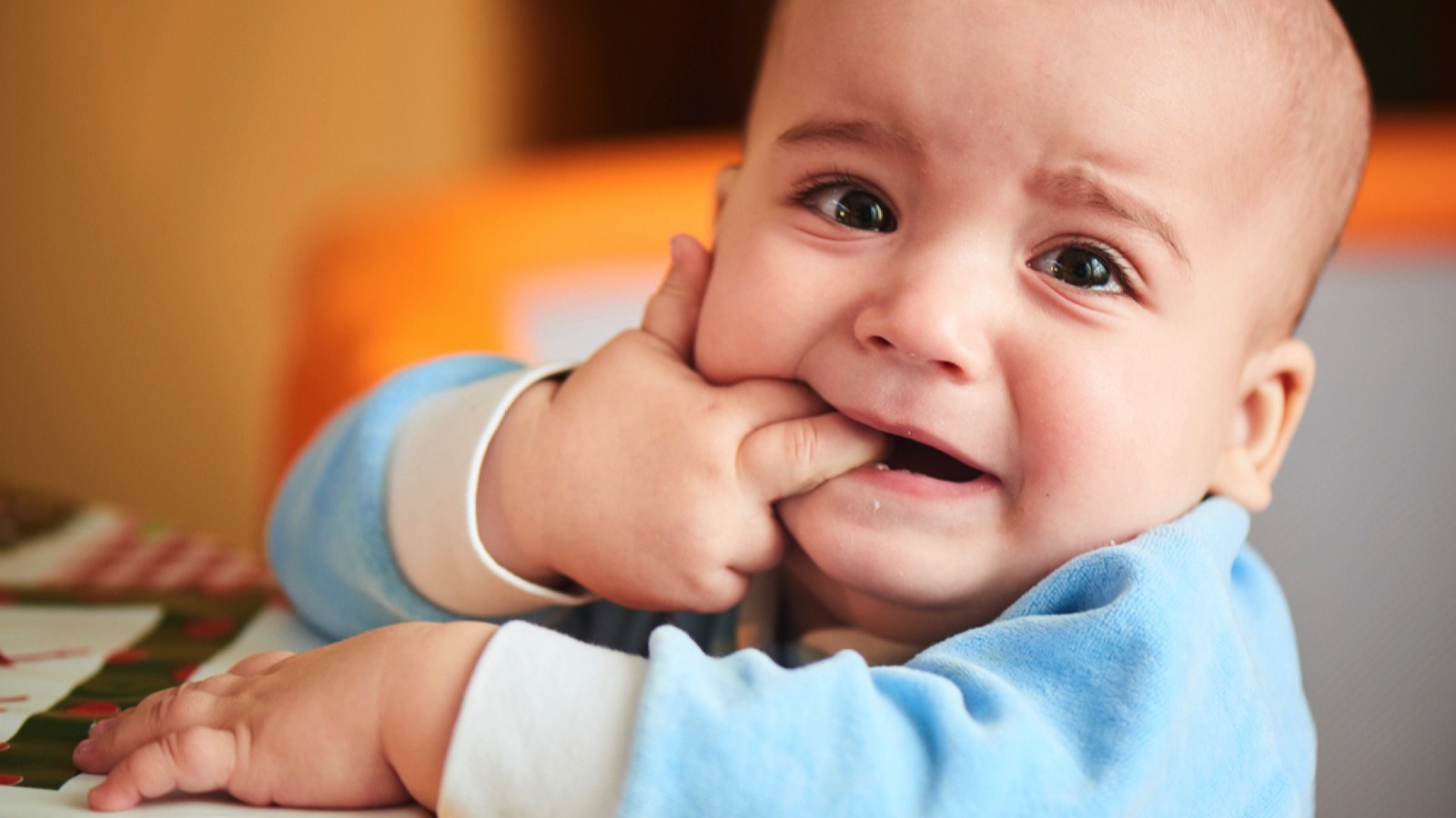 Baby crying tooth pain