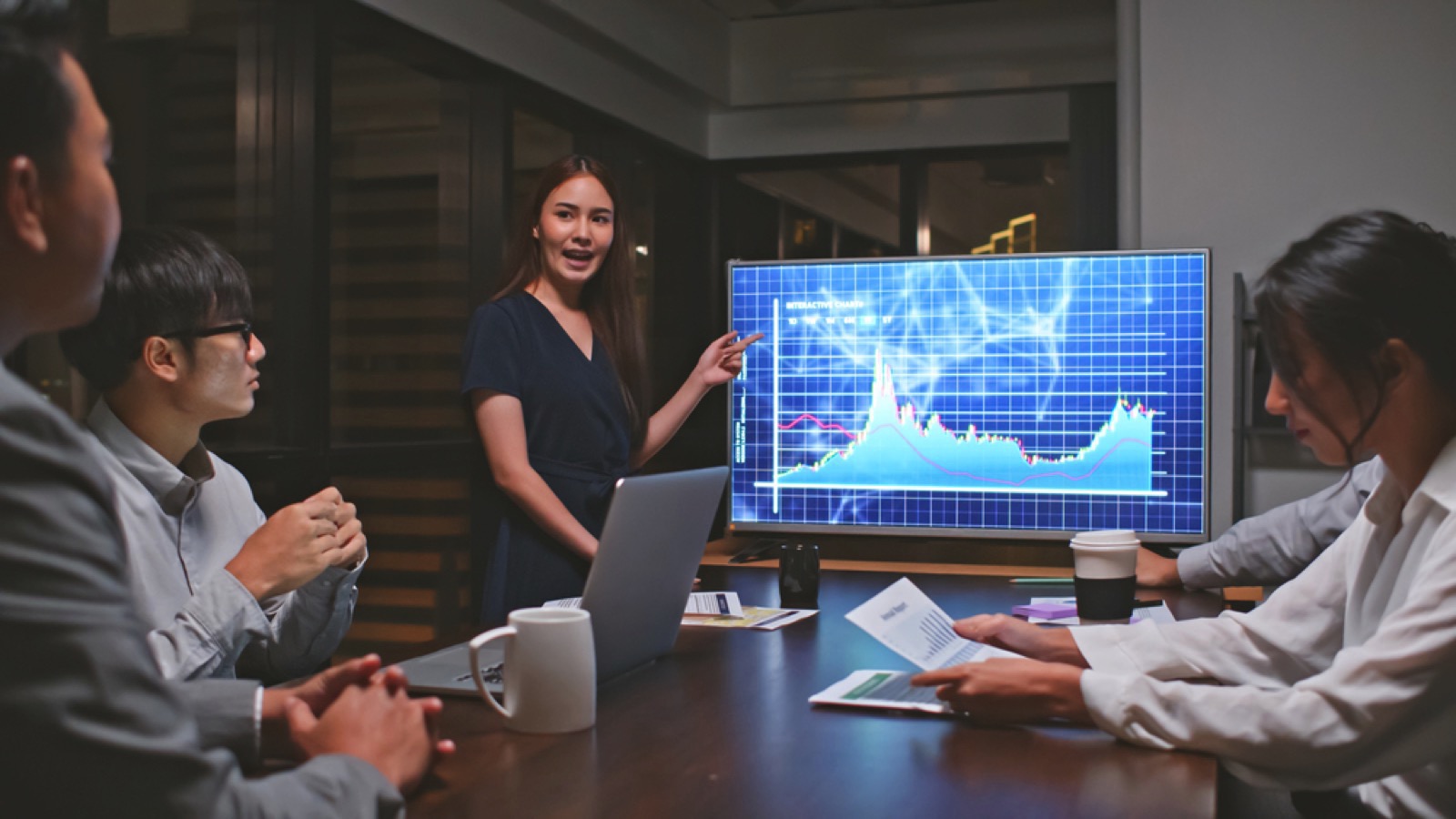 10% of Surveyed Employers Want a Mandatory 6-Day Workweek 8 Team in meeting night shift