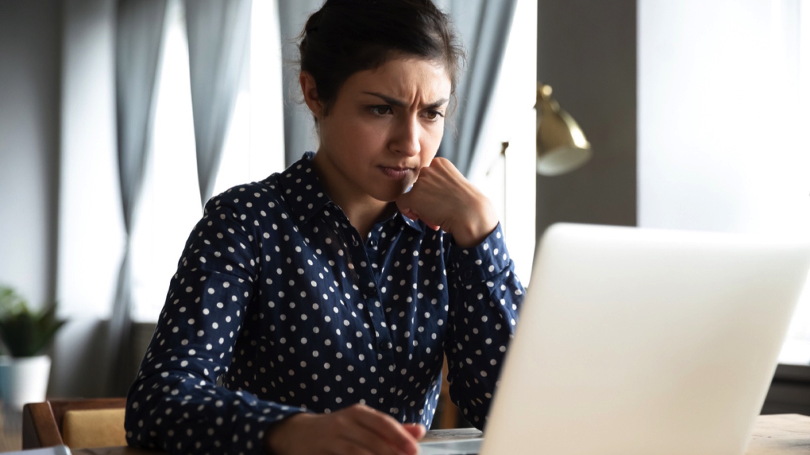 10% of Surveyed Employers Want a Mandatory 6-Day Workweek 4 Woman working in office